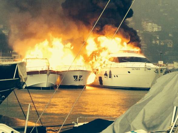 Tre megayacht in fiamme nel porto turistico di Rapallo