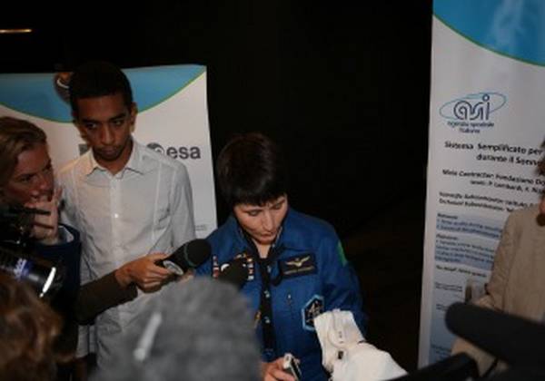 L'astronauta Samantha Cristoforetti durante la presentazione degli esperimenti della missione 'Futura' (fonte: ASI)