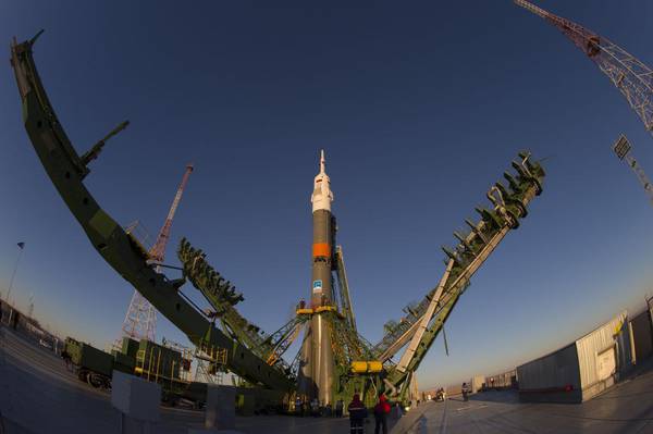 La Soyuz è pronta sulla rampa di lancio nella base russa di Baikonur (fonte: Samantha Cristoforetti, ESA)