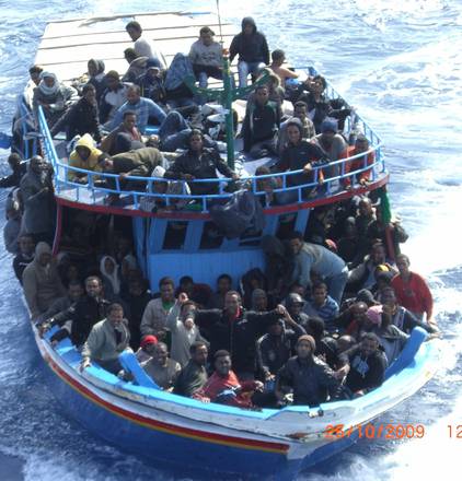 Migranti su un barcone nello stretto di Sicilia