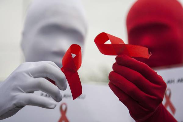 Nastri rossi per la Giornata mondiale della lotta contro l'Aids