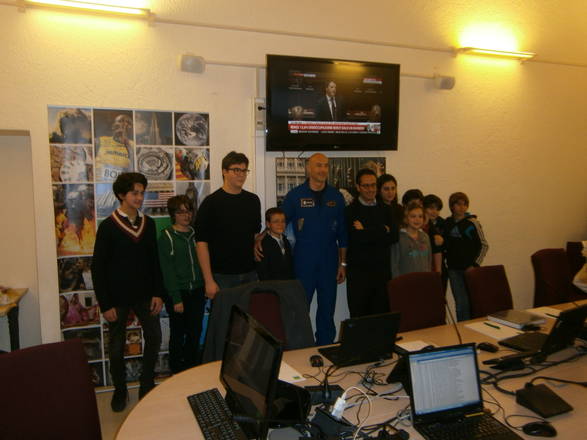 I ragazzi dei Giornalisti nell'Erba all'agenzia ANSA con l'astronauta Luca Parmitano e il direttore dell'ANSA, Luigi Contu (fonte: Eric Barbizzi)     