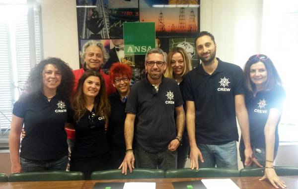 Lo scrittore e marinaio Simone Perotti e il team del 'Progetto Mediterranea' durante la firma dell'accordo di partenariato media con l'ANSA, nella sede dell'agenzia a Roma
