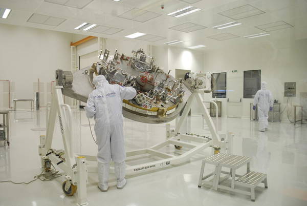 Tecnici al lavoro sul modulo di dimostratrivo discesa della missione ExoMars 2016, nella camera super-pulita degli stabilimenti di Torino della Thales Alenia Space (fonte: Thales Alenia Space)