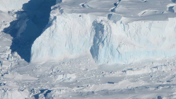 Uno dei più grandi ghiacciai antartici, il Thwaites, si sta sciogliendo per effetto di una sorgente geotermica (fonte: NASA, Jim Yungel, Mike Carlowicz)