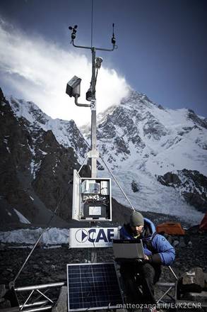 Stazione meteo installata sul K2 (fonte: Matteo Zanga/EvK2Cnr)