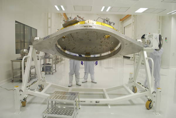 Tecnici al lavoro per proteggere Marte dai batteri terrestri (fonte: Thales Alenia Space)