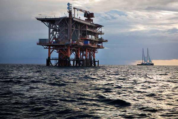 Greenpeace occupa piattaforma mare Sicilia contro trivelle