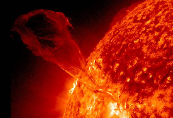 Una violenta eruzione solare (fonte: NASA/SDO)
