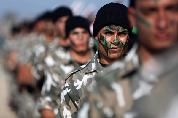 Membri delle forze di sicurezza di Hamas durante la cerimonia per la fine dei corsi