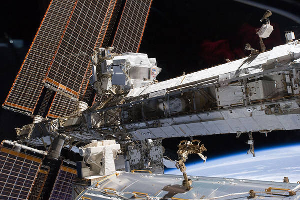 Il cacciatore di materia oscura Ams installato all'esterno della Stazione Spaziale. E' in alto sulla sinistra, vicino ai pannelli solari (fonte: NASA)