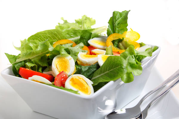 Le uova amplificano i benefici delle verdure 