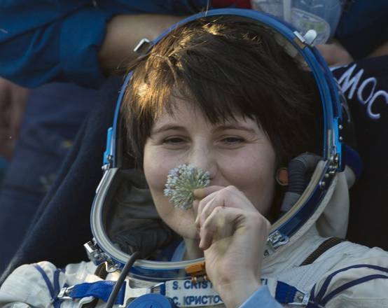 L'astronauta Samantha Cristoforetti, subito dopo l'atterraggio (fonte: ESA–S. Corvaja, 2015)