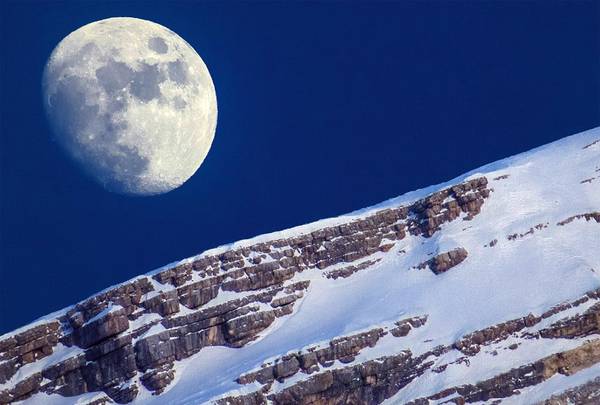 ASTRONOMIA: La Luna sul Monte Antelao, Cadore, Italia. foto:  Marcella Giulia Pace
