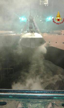 Incendio nave carbonifera Venezia,quasi ultimate operazioni