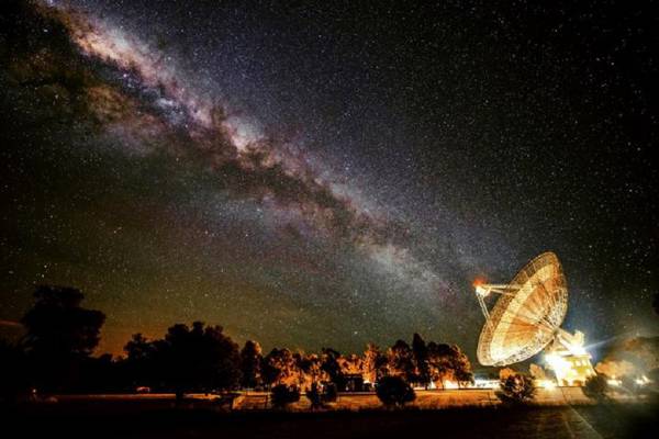  Il radiotelescopio australiano Parkers a caccia di civiltà extraterrestri (fonte:  Wayne England)