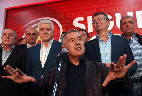 Il premier uscente Djukanovic festeggia il risultato delle elezioni