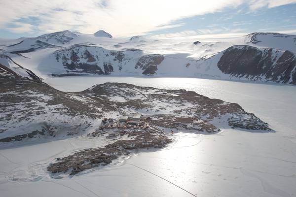 Veduta aerea della base antartica italiana Mario Zucchelli, a Baia Terra Nova (fonte: CNR)