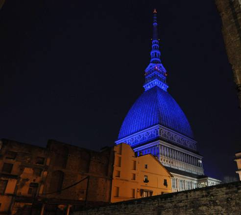 Autismo: a Torino Mole Antonelliana illuminata di blu