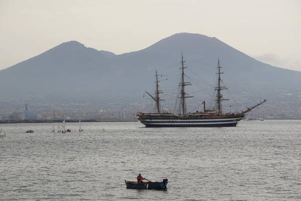 Nave Vespucci a Napoli, fascino e campagna per ambiente