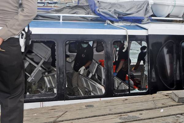 Indonesia: esplosione su ferry turisti, due morti