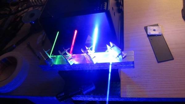 Tre laser a diodo semiconduttore (rosso, verde e blu) si combinano per formare un raggio di luce bianca (fonte: M. Cappello)  