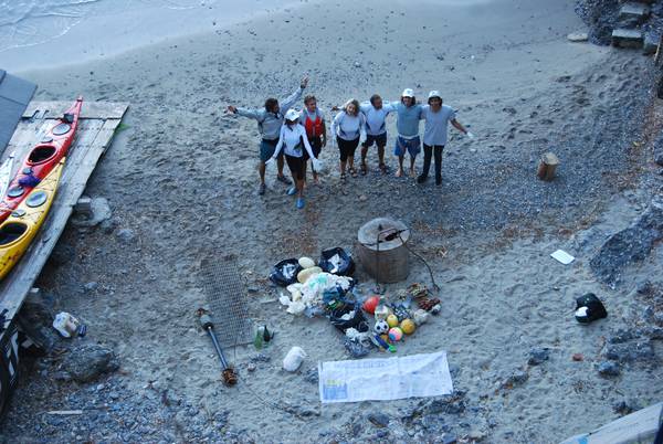 Ambiente: Portofino, volontari in kayak a caccia di rifiuti nell'area marina protetta