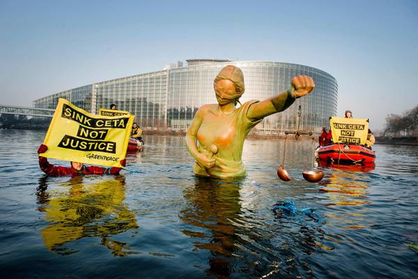 L'azione di Greenpeace contro il Ceta davanti al Parlamento europeo