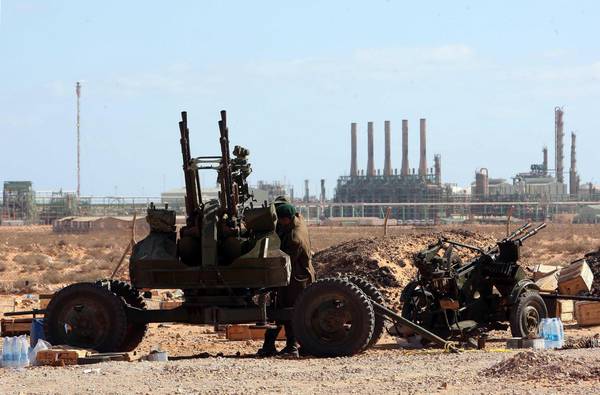 Miliziani libici davanti al terminal petrolifero di Ras Lanuf, Libia