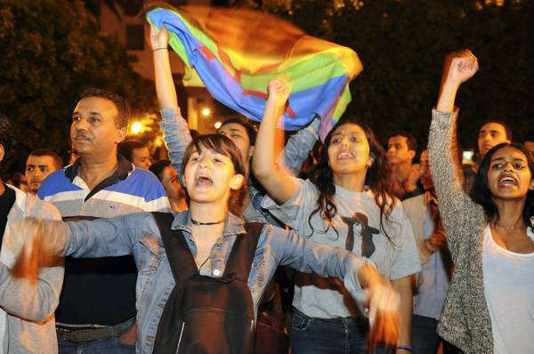 Manifestanti a Rabat a sostegno della rivolta del Rif, sventolando la bandiera Amazigh