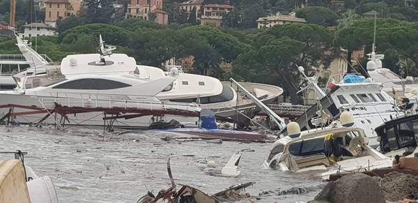 Maltempo: mareggiata fa 'strage' yacht a porto Rapallo