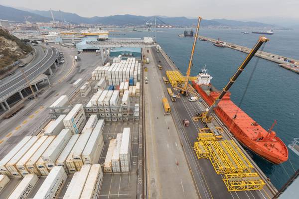 Porti: a Vado Ligure sbarca gru record da 1,2 tonnellate