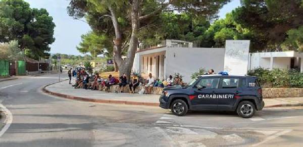 Migranti fermati dai carabinieri dopo lo sbarco in Sardegna