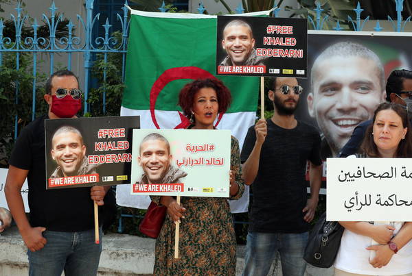 Manifestazione di giornalisti ad Algeri per chiedere la liberazione di Khaled Drareni, il fondatore di Casbah Tribune attualmente in carcere