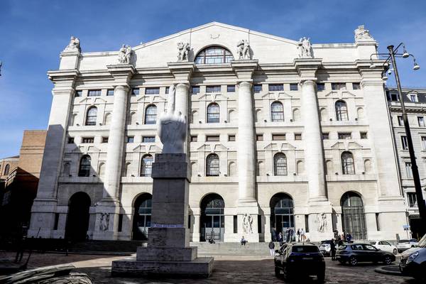 Il palazzo della borsa a Milano