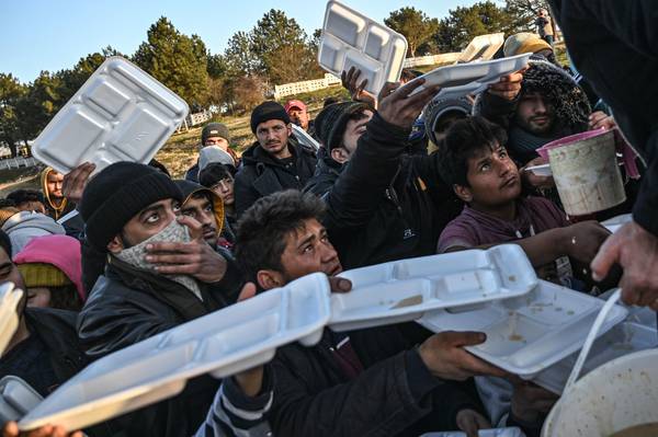 Migliaia di migranti siriani respinti dalla Turchia premono alla frontiera con la Grecia