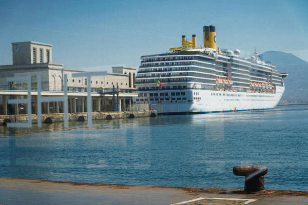 Coronavisrus: attracca a Napoli nave Costa, riporta equipaggio a casa