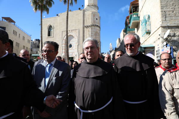Il Custode di Terra Santa padre Francesco Patton (c) alla processione per la Festa di Santa Caterina a Betleem