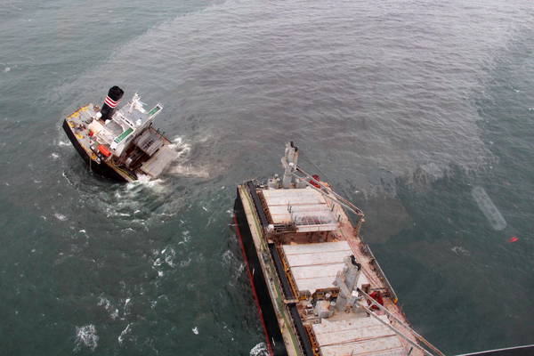 Giappone: si spezza nave-cargo e fuoriesce petrolio in mare