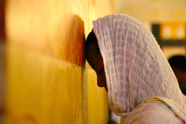 Donna cristiana etiope nella Moschea della Grotta dei Patriarchi, Hebron, Palestina, 2014. Foto: Manoël Pénicaud