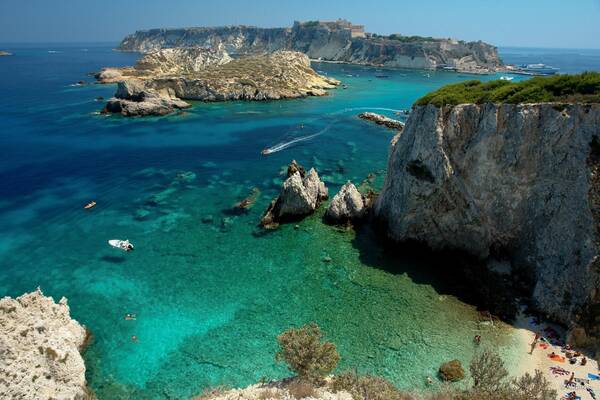 Vele blu, il mare pi? bello in Sardegna, Maremma e Puglia