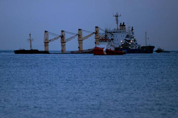 Gibilterra: nave bloccata, lo sversamento raggiunge la costa spagnola