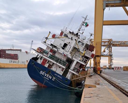 Nave inclinata in porto a Genova al terminal Messina