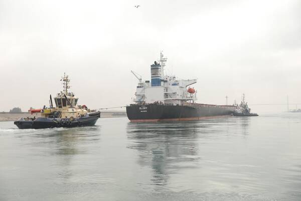 Egitto: disincagliato cargo nel canale di Suez