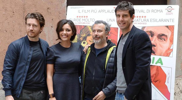 Gli attori Serena Rossi, Alessandro Roja (S), Giampaolo Morelli (d) e Paolo Sassanelli (2S), durante il photocall del film 'Song'e Napule'. Il film con la regia dei Manetti Bros