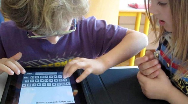 Due bambini usano un tablet in una foto di archivio