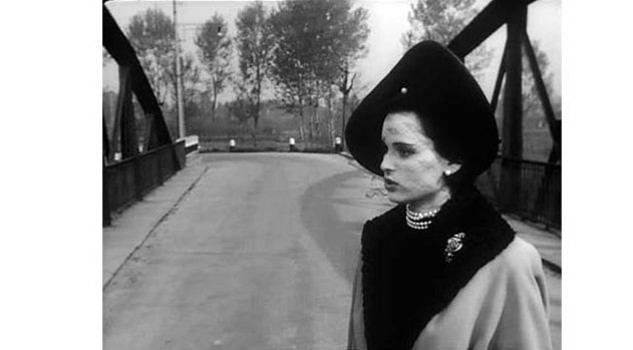 Lucia Bosè in una foto di scena di Cronaca di un amore, il primo lungometraggio di Antonioni (1950)