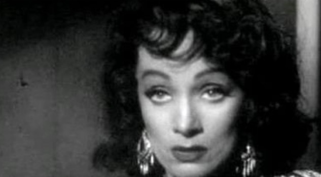 Marlene Dietrich in una foto di scena del film Touch of Evil - L'infernale Quinlan (1958) di Orson Welles, ultima grande prova d'attrice.