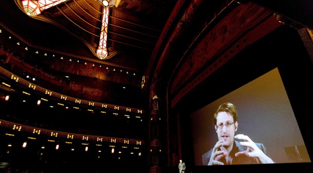 Snowden si è collegato con il pubblico alla premiere del film ad  Amsterdam
