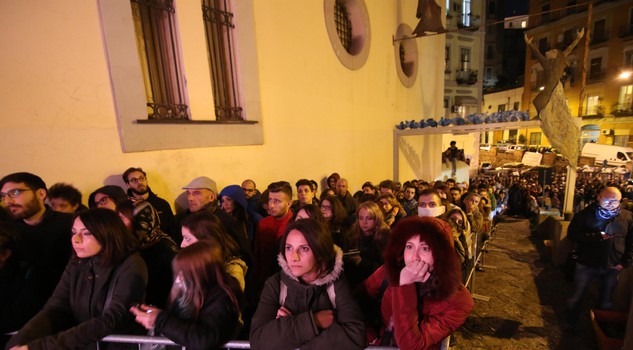 Saviano: folla a Napoli per il suo ritorno 'sotto scorta'